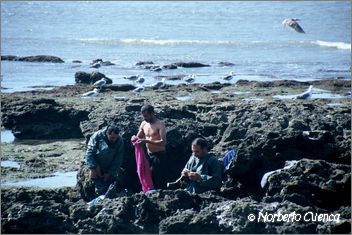 073marruecos 2003-essaouira-marineros cambiandose junto al mar2